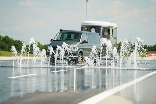 Volle Kontrolle bei Aquaplaning und plötzlichen Hindernissen:
Training für maximale Sicherheit beim Pferdetransport.