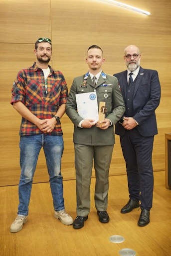 Der mit dem Camillo Award ausgezeichnete Stabswachtmeister Stefan
Strobl (Mitte)