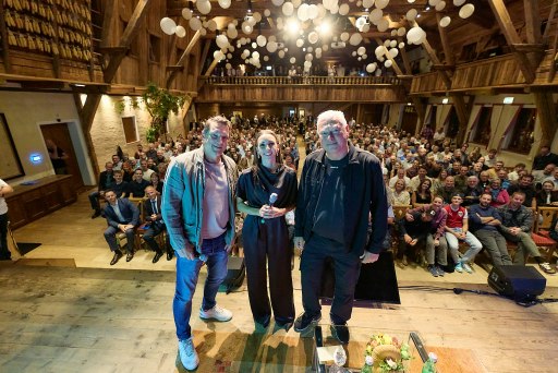 Vor vollem Haus im Milser Stadl: Andreas Herzog, Moderatorin Nera Palinic und Toni Polster (v. l.).