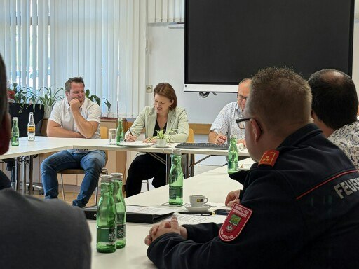 Feuerwehr-Landesrätin Michaela Langer-Weninger im Austausch mit den Feuerwehrkommandanten des Bezirks Linz-Land.