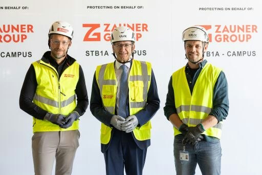 Besuch von Wirtschafts-Landesrat Markus Achleitner auf der Google-Baustelle in Kronstorf – v.l.: Andreas Beck, Group Managing Director der ZAUNERGROUP, Wirtschafts-Landesrat Markus Achleitner und Florian Delazer, Gesamtprojektleiter für die Bauphase des Google-Datacenters Kronstorf.