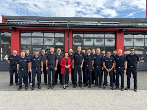 Feuerwehr-Landesrätin Michaela Langer-Weninger im Austausch mit den Feuerwehrkommandanten des Bezirks Eferding.