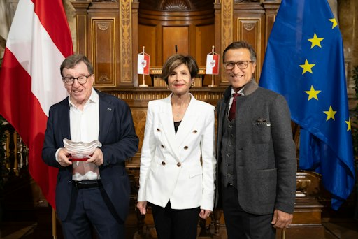 Vorschau Bild von v.l.: Jakob Falkner, Club Tirol-Vizepräsidentin Renate Danler,
Laudator Josef Margreiter (ehem. Chef Tirol Werbung und Lebensraum
Tirol Holding)