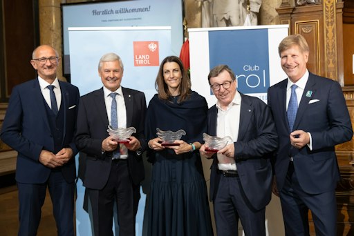 von links: Tiroler Landeshauptmann Anton Mattle, Tiroler des
Jahres SPAR Österreich-Vorstandsvorsitzender Hans K. Reisch,
Tirolerin des Jahres Skeleton-Olympiasiegerin Janine Flock,
Lebenswerk-Award GF Söldner Bergbahnen Jakob Falkner, Club
Tirol-Präsident Julian Hadschieff