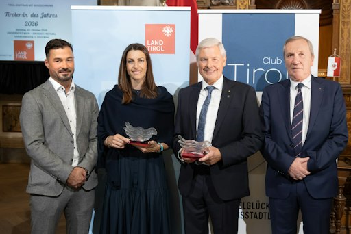 Vorschau Bild von v.l.: Skeleton-Profi und Laudator Matthias Guggenberger,
Tirolerin des Jahres Skeleton-Olympiasiegerin Janine Flock, Tiroler
des Jahres SPAR Österreich-Vorstandsvorsitzender Hans K. Reisch,
SPAR-Aufsichtsrat und Laudator Rudolf Staudinger.