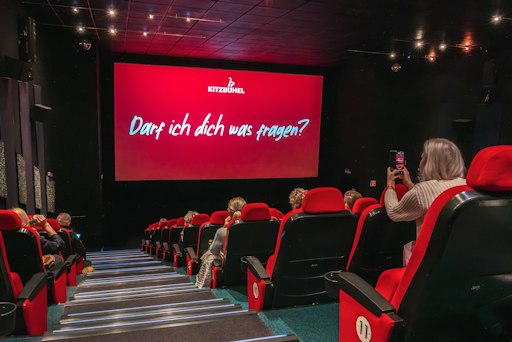 Was wird heute als Luxus empfunden? Mit dem neuen Imagefilm „Darf
ich dich was fragen?“ eröffnet Kitzbühel Tourismus neue Perspektiven
auf einen Begriff, der eng mit dem Ort verbunden ist – und lädt dazu
ein, die eigenen Vorstellungen zu hinterfragen.