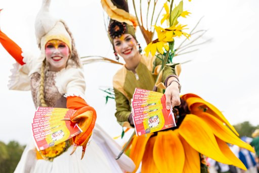 Präsentation der Tickets für die IGA 2027 Ruhrgebiet: In den
Zukunftsgärten der Internationalen Gartenausstellung in
Gelsenkirchen, Dortmund, Duisburg, Lünen und Emscherland werden im
kommenden Jahr rund 3,1 Millionen Besuche erwartet. // Weiterer Text
über ots und www.presseportal.de/nr/183605 / Die Verwendung dieses
Bildes für redaktionelle Zwecke ist unter Beachtung aller
mitgeteilten Nutzungsbedingungen zulässig und dann auch honorarfrei.
Veröffentlichung ausschließlich mit Bildrechte-Hinweis.