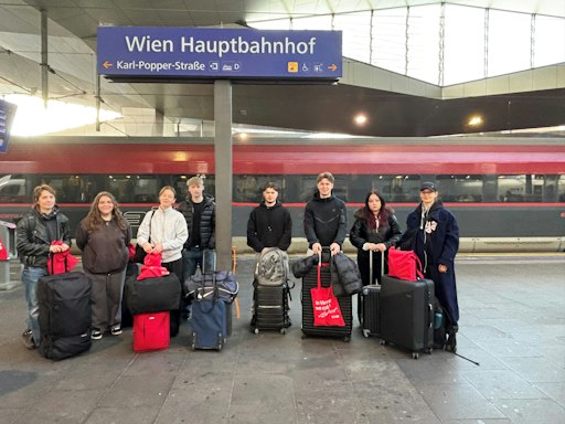 Von links nach rechts: Theresa Margraf, Selina Fida, Alina
Schulenberg, Nico-Joel Hödl, Ibrahim Sacar, Tarik Jasarevic, Marie
Valerie Bolart, Kaya Merkel Wolfram