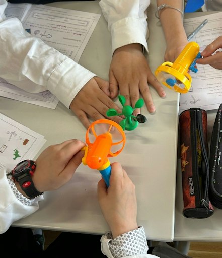 Gemeinsam forschen mit den Kinder- und Jugenduniversitäten.