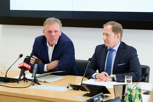 Dipl.-Ing. Mag. Michael Strebl und Prof. DI Dr. Alfons Haber,
MBA, Vorstände der E-Control, bei der Pressekonferenz am 12.10.2026
(v.l.)