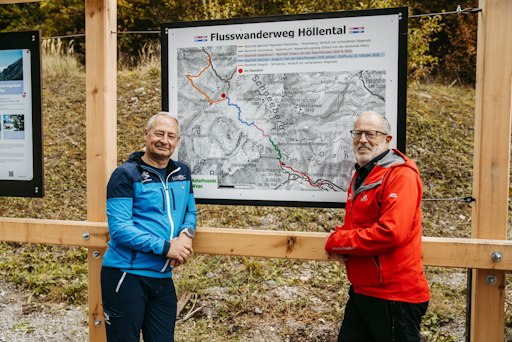 Vorschau Bild von Andreas Schieder und Hubert Prigl vor der neuen Wanderweg-Karte
im Höllental.