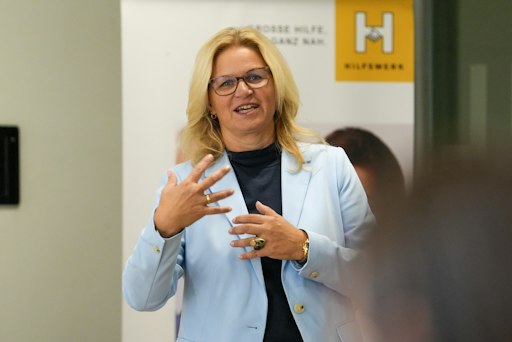 Elke Schmiderer, Geschäftsführerin des Hilfswerk Salzburg, betont
den wertvollen Bei-trag der Tageseltern für Kinder und Familien
sowie die Bedeutung einer guten Begleitung und eines starken Teams
im Hintergrund.