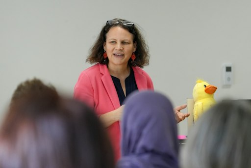 Vorschau Bild von Petra Rittsteiger, Leiterin der Fachabteilung Pädagogik des
Hilfswerk Salzburg, unter-streicht die Bedeutung von fachlicher
Qualität, regelmäßigem Austausch und persönli-cher Unterstützung für
eine hochwertige Kinderbetreuung.