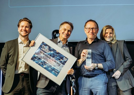 1. Preis beim AI EXCELLENCE AWARD 2026 - v.l.n.r.: Ruben
Hetfleisch (Jury, AI Austria), Preisträger Michael Pichler (Zero
Project) und Peter Reichstädter (Parlamentsdirektion), Martina
Kruber (LSZ)