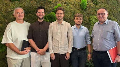 Die FCP-Geschäftsführer Christian Nüssel und Dieter Pichler
gratulieren den Stipendiaten Florian Pernsteiner und András
Gelencsér und heißen Michael Spechtenhauser willkommen bei FCP. - KI bearbeitet