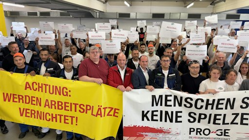 AK Niederösterreich-Präsident und ÖGB NÖ-Vorsitzender Markus
kämpft mit Beschäftigten von ARDO um den Erhalt des Werks.