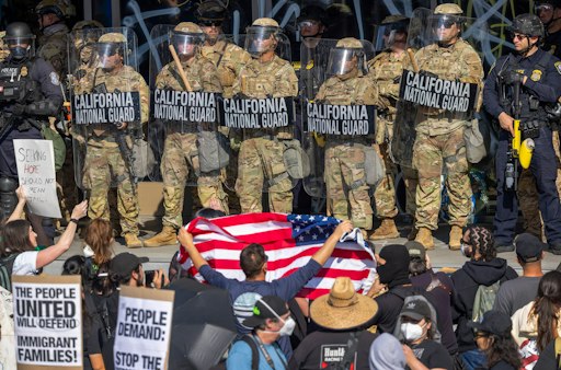 Vorschau Bild von Demonstranten geraten vor einem Bundesgebäude mit Soldaten der
kalifornischen Nationalgarde und Polizisten aneinander - nach
mehreren Tagen der Proteste und Zusammenstöße infolge einer Reihe
von Razzien gegen Einwanderer in Los Angeles. Honorarfreie
Verwendung nur im Zusammenhang mit genannter Sendung und bei
folgender Nennung "Bild: Sendeanstalt/Copyright". Andere
Verwendungen nur nach vorheriger Absprache: ARTE-Bildredaktion,
Silke Wölk Tel.: +33 3 90 14 22 25, E-Mail: bildredaktion@arte.tv //
Weiterer Text über ots und www.presseportal.de/nr/9021 / Die
Verwendung dieses Bildes für redaktionelle Zwecke ist unter
Beachtung aller mitgeteilten Nutzungsbedingungen zulässig und dann
auch honorarfrei. Veröffentlichung ausschließlich mit
Bildrechte-Hinweis.