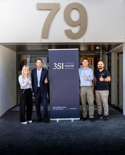 Vorschau Bild von Das motivierte Team der 3SI Makler freut sich über die
erfolgreiche Schlüsselübergabe.