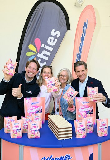 Vorschau Bild von v. l. n. r.: hitschies CEO Philip Hitschler-Becker, seine
Schwester Julia Hitschler-Winkler, Manner CSMO Sabine Brandl und
Manner CEO Dieter Messner