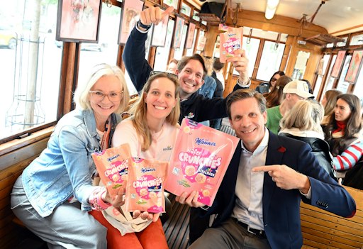 Vorschau Bild von v. l. n. r.: Manner CSMO Sabine Brandl, Julia Hitschler-Winkler,
hitschies CEO Philip Hitschler-Becker und Manner CEO Dieter Messner