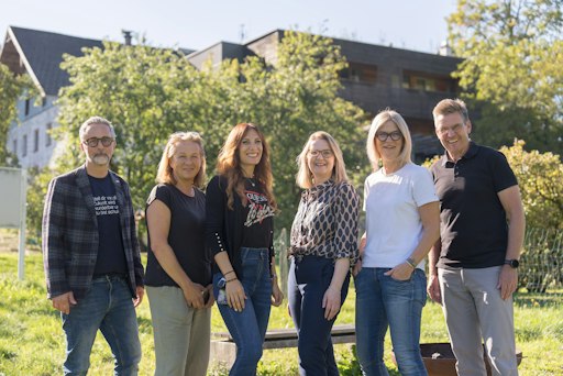 V.l.: Kurt Sonneck (Direktor Caritas Salzburg), Martina
Brandstätter (Einrichtungsleitung Mathiashof), Andrea Hiotu
(Mitglied der dm Geschäftsleitung Österreich), Karin Reisinger
(Vorsitzende der dm Geschäftsleitung Österreich), Hannelore
Weihrauch (Mitglied der dm Geschäftsleitung Österreich), Thomas Köck
(Geschäftsführer Expansion international)