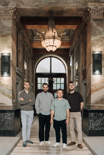 Vorschau Bild von Das Leadership-Team von reebuild (v. l. n. r.): Nicolaus Lederer
(COO), Matteo Cimadom (CRO), Alexander Kornell (CEO) und Luca Papay
(CTO)
