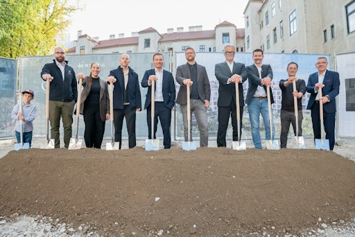 V. l. n. r.: BM DI Kevin Soemmer (WINEGG), Sabrina Najjar
(WINEGG), BM Ing. Christoph Steppan (WINEGG), DI Hannes Speiser
(WINEGG), Arch. DI Michael Mossburger (Mossburger Architekten),
Erwin Atzmüller (Raiffeisenbank Region Baden), Ing. Christian Los
(Böhm BiB) , DI Christian Hoffmann (Mossburger Architekten), Thomas
Gapp (BTV Vier Länder Bank)