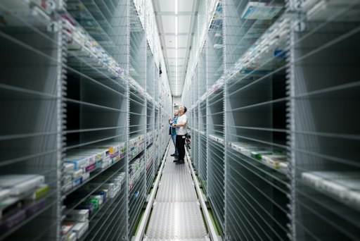 Mitarbeiter des Arzneimittel-Vollgroßhandels im Lager