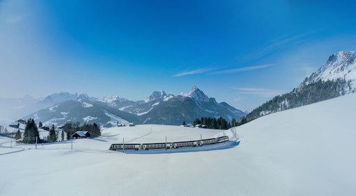 GoldenPass Express im Winter bei Gstaad, Saanenland / Grand Train
Tour of Switzerland / Key Visual