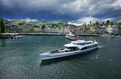 Vorschau Bild von Panorama-Yacht «Saphir» im Hafen von Luzern auf dem
Vierwaldstättersee