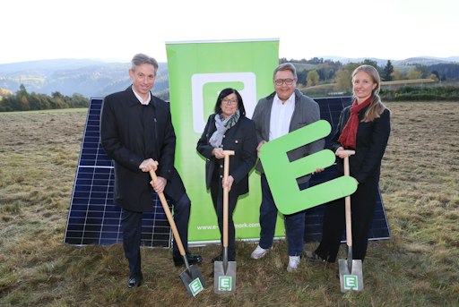 Foto (honorarfrei v.l.n.r): Werner Ressi (Vorstand Energie
Steiermark), Maria Fischer (Bürgermeisterin Spital am Semmering),
Martin Graf (Vorstand Energie Steiermark) und Doris Wolkinger
(Projektleiterin Energie Steiermark)