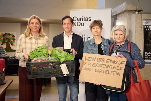 Caritas-Präsidentin Nora Tödtling-Musenbichler, Caritas-Direktor
Klaus Schwertner, Doris Anzengruber, Leiterin der
Sozialberatungsstellen der Caritas Wien und Elfriede Gruber, Gast
der Lebensmittelausgabestelle Le+O im 12. Bezirk in der Pfarre Maria
Lourdes