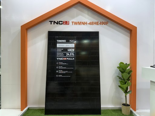Tongwei Solar hat das TNC 2.0 FULLX G12R-48 vorgestellt, ein
48-Zellen-Solarmodul für Privathaushalte, das bis zu 490 W bei einem
Wirkungsgrad von 24,5 % in einem kompakten Format von 1.762 × 1.134
× 30 mm liefert. Erhältlich in den Ausführungen Vollschwarz und
Schwarzer Rahmen, vereint es eine hohe Leistung mit starker
Energieerzeugung, Installationsflexibilität und einem Design, das zu
modernen Häusern passt. Zander Yuan, Direktor für Produkt und
Technologie bei Tongwei Solar, erklärt, wie das Modul Hausbesitzern
hilft, mehr aus ihrer verfügbaren Dachfläche herauszuholen. //
Weiterer Text über ots und www.presseportal.de/nr/173235 / Die
Verwendung dieses Bildes für redaktionelle Zwecke ist unter
Beachtung aller mitgeteilten Nutzungsbedingungen zulässig und dann
auch honorarfrei. Veröffentlichung ausschließlich mit
Bildrechte-Hinweis.