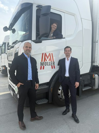 Vorschau Bild von Am Bild die neue Geschäftsführung von Müller Transporte
(v.l.n.r.): Philipp Pracser (neuer COO), Angelika Hofer-Orgonyi
(CFO) und Christopher Müller (CEO)