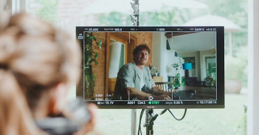  Auf einem Filmmonitor ist Tierschützer Malte Zierden während der
Dreharbeiten zum neuen Kampagnenfilm der Tierrechtsorganisation
ANINOVA zu sehen. Der rund dreiminütige Kurzfilm feierte am 13.
Oktober 2026 im Babylon Berlin seine Premiere. "Eines Tages" zeigt
eine positive Zukunftsvision: Malte Zierden erwacht im Jahr 2056 in
einer Welt, in der Tiere nicht mehr ausgebeutet werden, sondern frei
und entsprechend ihren Bedürfnissen leben können. Neben ihm wirken
zahlreiche bekannte Persönlichkeiten mit, darunter Aljosha Muttardi,
Phia Quantius, Pikayzo und Jonas Ems. Anders als bei den sonstigen
Aufdeckungen von ANINOVA verzichtet der Film bewusst auf drastische
Bilder und richtet den Blick auf eine bessere Zukunft. Mit der
Premiere startet zugleich eine bundesweite Kampagne, die über Social
Media, Plakate und geplante Kinoausstrahlungen verbreitet werden
soll. Die zentrale Botschaft lautet: "Eines Tages beginnt heute mit
uns." Weitere Informationen und den Film gibt es unter
https://aninova.org/eines-tages-unsere-vision. // Weiterer Text über
ots und www.presseportal.de/nr/115581 / Die Verwendung dieses Bildes
für redaktionelle Zwecke ist unter Beachtung aller mitgeteilten
Nutzungsbedingungen zulässig und dann auch honorarfrei.
Veröffentlichung ausschließlich mit Bildrechte-Hinweis.