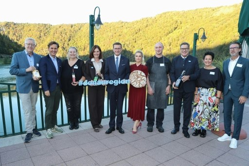 Im Riverresort Donauschlinge wurde am 12. Oktober das 10-jährige Jubiläum von Kostbarkeiten & Köstlichkeiten der Donauregion Oberösterreich mit Ehrengästen gefeiert.