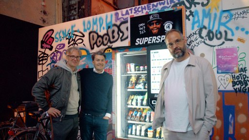 Die Gründer von CRTR Studios und MC Fitti beim gemeinsam mit UKO Microshops entwickelten SUPERSPÄTI Microshop. V.l.n.r.