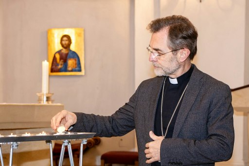Erzbischof Josef Grünwidl entzündet eine Kerze