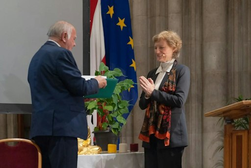 Amtsübergabe der Präsidentschaft der Österreichischen
Buddhistischen Relgionsgesellschaft von Prof. Gerhard Weissgrab an
Mag.a Erika Erber.