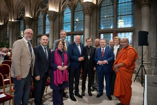 Vorschau Bild von Ehrengäste der Feierlichen Amtsübergabe der Präsidentschaft der
ÖBR im Wiener Rathaus: Wiener Landtagsabgeordnete Omar Al-Ravi ,
Präsident der IGGÖ Ümit Vural, Bischöfin Cornelia Richter,
Generalsekretär der ÖBR Johannes Kronika, Ehrenpräsident der ÖBR
Gerhard Weissgrab, Erzbischof Josef Grünwidl, Weltethos
Vorstandsmitglied Amrit Bhatia, Bürgermeister Michael Ludwig,
Superintendent Matthias Geist, Präsidentin der ÖBR Erika Erber,
Ehrenwerter Bhante Seelawansa.