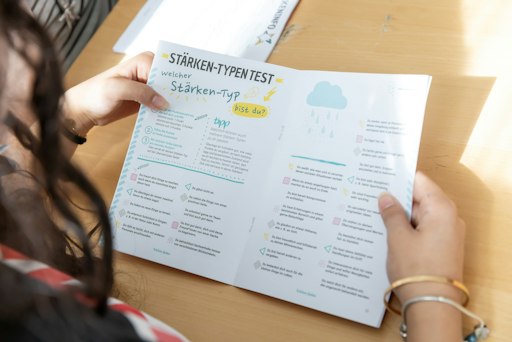 Vorschau Bild von Kern des Programms ist eine kostenlose Unterrichtsbroschüre
inklusive „Stärken-Postkarte“ und einem persönlichen
„Stärken-Steckbrief“ für die 7. bis 9. Schulstufe.