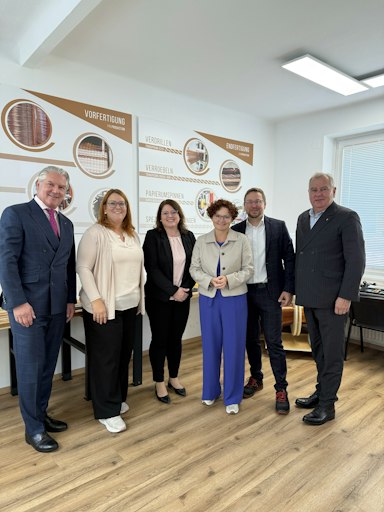 Staatssekretärin Elisabeth Zehetner beim Werksbesuch in Oed, NÖ –
Personen v. l. n. r.: CEO Dr. Karl Schäcke, Bürgermeisterin der
Gemeinde Waldegg – Katharina Trettler-Schiefer, CFO Daniela Klauser,
Staatssekretärin Mag. Elisabeth Zehetner, CTO Dr. Thomas Vogl und
Landtagsabgeordneter Dipl.-Ing. Franz Dinhobl