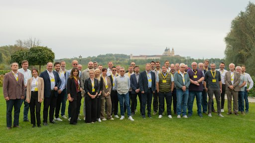 Gruppenfoto mit nationalen und internationalen Gästen beim
Partnerevent "Together for Tomorrow"