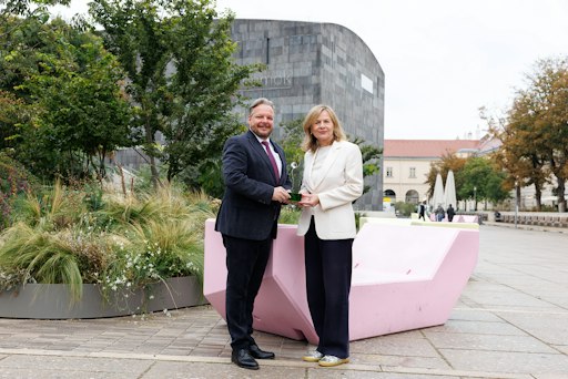 Tourismus-Spartenobmann Dominic Schmid und
Museumsquartier-Geschäftsführerin Bettina Leidl vor einem der
beliebten und nun ausgezeichneten Enzis.