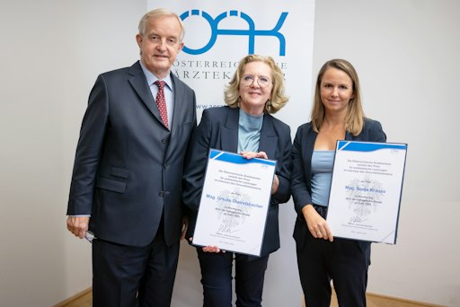 Verleihung des ÖÄK-Pressepreises an Ursula Theiretzbacher und
Sonja Krause durch ÖÄK-Präsident Johannes Steinhart
