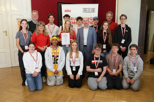 Der dritte Jahrgang mit Landtagspräsident Max Hiegelsberger, den Abgeordneten Heidi Strauss und Peter Handlos sowie Pädagogen Mag. Martin Wiesbauer.