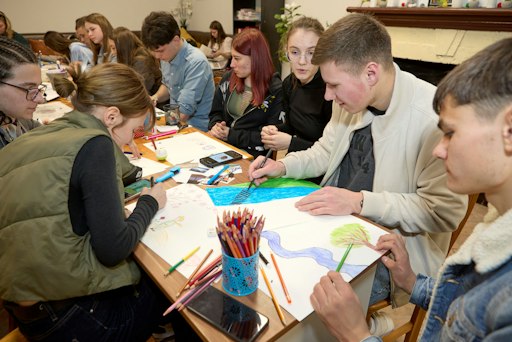 Vorschau Bild von Jugendliche im CONCORDIA Jugendklub in der Republik Moldau beim
Erstellen einer Collage, die ihre Wünsche und Träume darstellt.