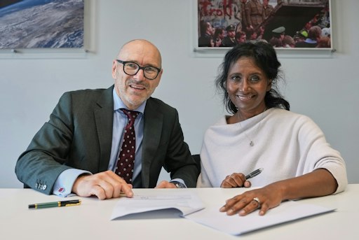dpa und AP vertiefen Kooperation: neues umfassendes Videoangebot
aus einer Hand für den deutschsprachigen Markt. Daisy Veerasingham,
Präsidentin und CEO von AP, und dpa-CEO Peter Kropsch bei der
Unterzeichnung der neuen Video-Vereinbarung in London. // Weiterer
Text über ots und www.presseportal.de/nr/8218 / Die Verwendung
dieses Bildes für redaktionelle Zwecke ist unter Beachtung aller
mitgeteilten Nutzungsbedingungen zulässig und dann auch honorarfrei.
Veröffentlichung ausschließlich mit Bildrechte-Hinweis.
