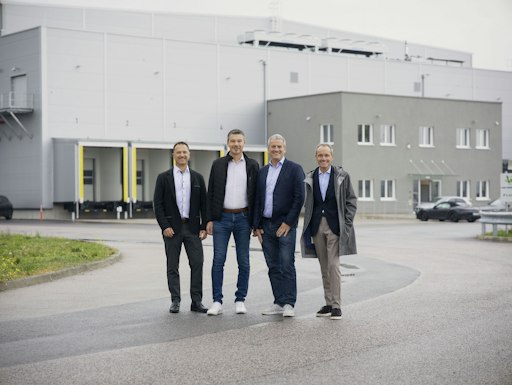 Vorschau Bild von Übergabe des dritten Green Building in Loosdorf. Im Bild von
links nach rechts: Ing. Alexander Liebewein, Geschäftsführer von F &
S Real Estate Solutions, Thomas Vasku, Bürgermeister der
Standortgemeinde Loosdorf, Dipl.-Ing. Hannes Hasibar, Mieter und
Geschäftsführer von GOURMET, Walter Schisernig, Geschäftsführer von
SCHISERNIG Real Estate Investor.