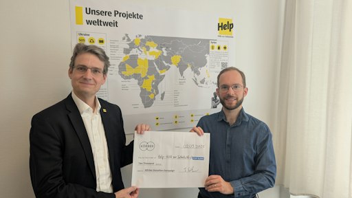 Spendenübergabe: Der Verein "Help - Hilfe zur Selbsthilfe" erhält
von Körber 10.000 Euro für seine gemeinnützige Arbeit. // Weiterer
Text über ots und www.presseportal.de/nr/71329 / Die Verwendung
dieses Bildes für redaktionelle Zwecke ist unter Beachtung aller
mitgeteilten Nutzungsbedingungen zulässig und dann auch honorarfrei.
Veröffentlichung ausschließlich mit Bildrechte-Hinweis.